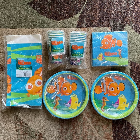 Finding Nemo Party Supplies - Table Cover, Napkins (16), Plates (16), Cups (16) - Picture 1 of 6